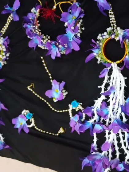 My delicate floral jewellery set made with artificial purple orchids and pearls. This lightweight set, including a necklace, earrings, maang tikka, and hathphool, is perfect for your Haldi or Mehendi ceremony.