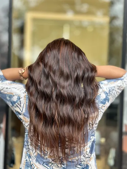 This caramel brûlée brunette blends cool caramel tones with a hint of cider-inspired richness. The golden brown highlights give a naturally sun-kissed finish.