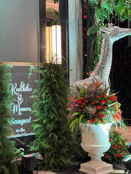Marking the way into the "Enchanted Garden" with an entrance as wholesome as this. A mirrored giraffe sculpture adds a playful and unexpected touch to the elegant decor. 🦒🪩