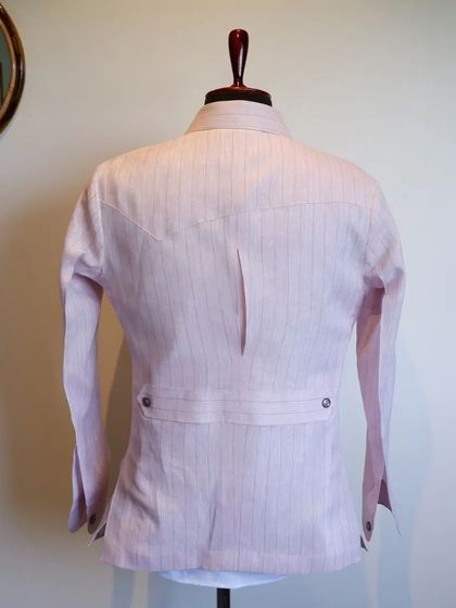 The western-style yoke on the back adds a unique design element to this charming and versatile linen overshirt.