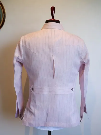 The western-style yoke on the back adds a unique design element to this charming and versatile linen overshirt.