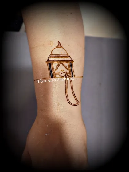The initial outline of a palanquin (doli) motif. Every intricate design starts with a clean and confident line.