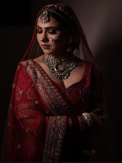 Another stunning portrait with dramatic, low-key lighting. It gives such a royal and intimate feel.