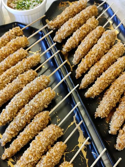 These crispy baby corn skewers are a perfect fuss-free party starter. Each skewer is coated in a crunchy batter and fried until golden, ready to be dipped in your favourite sauce.