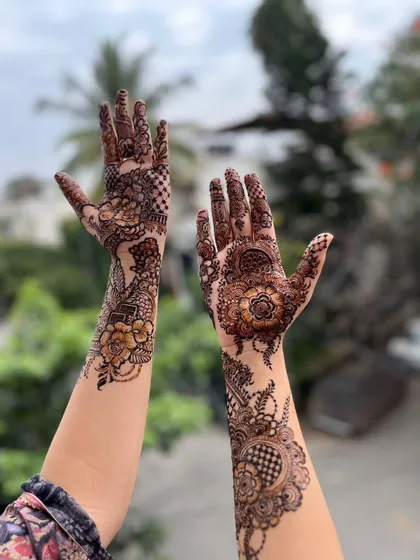 Taking my henna art outdoors in Namma Bangalore. This floral and geometric design shows how the beautiful brown paste looks in natural light, with a mix of bold flowers and delicate checkerboard fills.