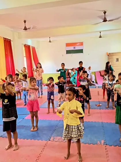 A self-defense training class during summer vacation for young children, focusing on basic fitness and awareness.