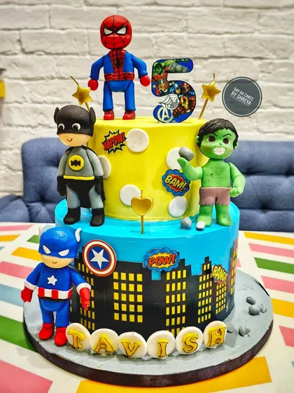 For this 5th birthday, I assembled a team of adorable, handcrafted superheroes. Each figurine, from Spider-Man to the Hulk, is sculpted by hand to bring a playful and heroic touch to this two-tier Avengers-themed cake, making the birthday boy's dream come true.