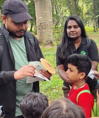 Our founder, Shruti, and a mushroom expert from Shroomin.in guide a group of curious kids. We often collaborate with experts to provide the richest learning experience.