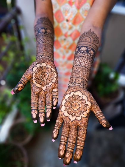 Another view of the mandala and geometric combo, a popular choice for modern brides.