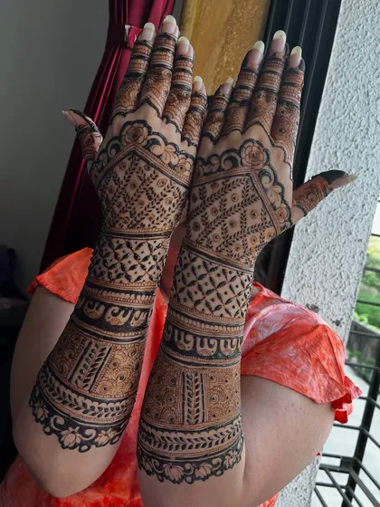 A fun pose showing off the back-hand design of the engagement mehendi. The patterns are classic and timeless.