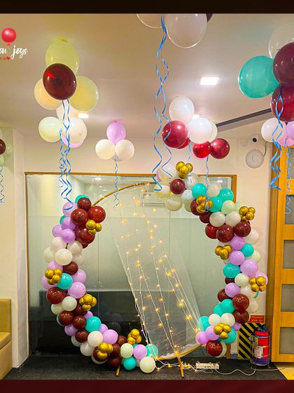 Decorating every corner with Onam vibes! This colorful circular balloon arch brings the festive spirit of Onam to an office or event space, creating a cheerful and celebratory atmosphere.