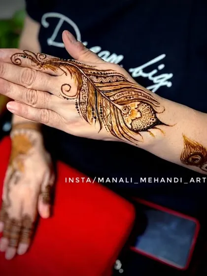 I love it when clients ask for something unique. This feather mehandi design was a special request, showing how I can create modern and personalized art that goes beyond traditional patterns.