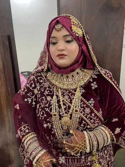 This is a beautiful Hijabi bride I had the pleasure of working with. We created a look with a flawless base and defined eyes that worked perfectly with her maroon hijab and heavy jewelry.
