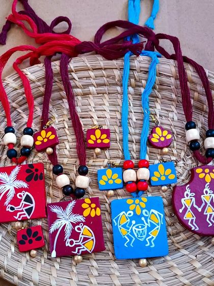 This collection showcases my Warli art sets, featuring the iconic stick figures in various scenes. I offer them in different colors and pendant shapes, each telling a simple story of tribal life.