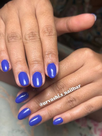 A simple yet bold statement with a solid, vibrant royal blue color. The glossy finish and clean application make this a chic and confident choice for any occasion.