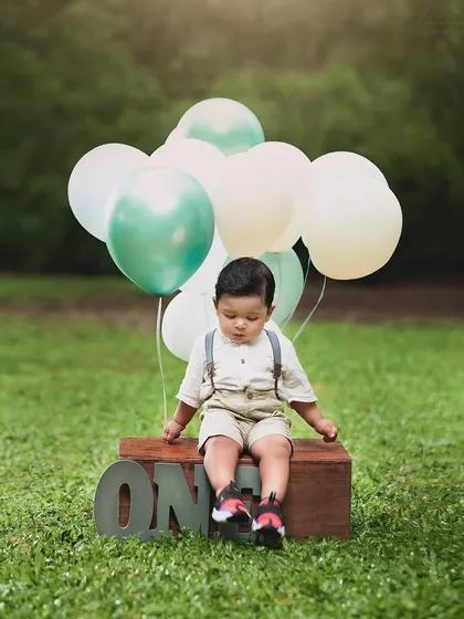 An outdoor first birthday shoot creates such a dreamy, natural feel. This little one looked so peaceful surrounded by balloons and the soft light of the park.