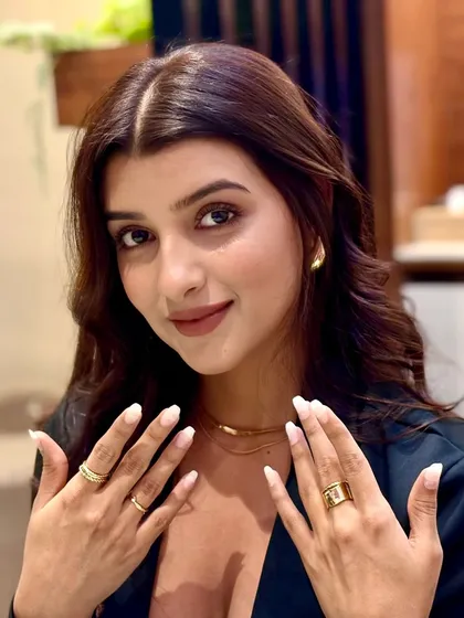 This is the goal: that "clean girl" elegance that feels effortless and chic. I love creating these timeless gel extensions that let your hands do all the talking. 💅🏼