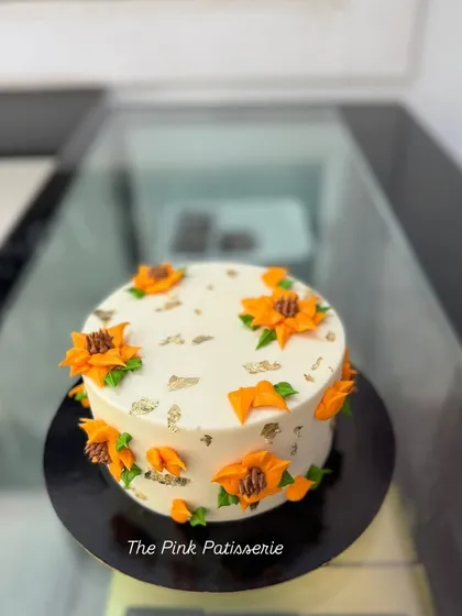 Another view of the charming sunflower cake.