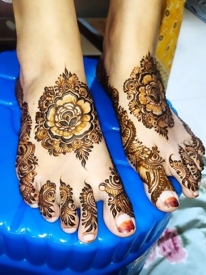 Hajira Mehendi Artist - Mehndi Artist Services Elegant Foot & Leg Mehndi photo 12