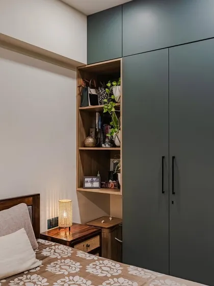 This wardrobe in deep highland green features an integrated open unit in a warm wooden texture European membrane. It's perfect for storing bags or displaying decor, adding a cozy and stylish touch to the space.