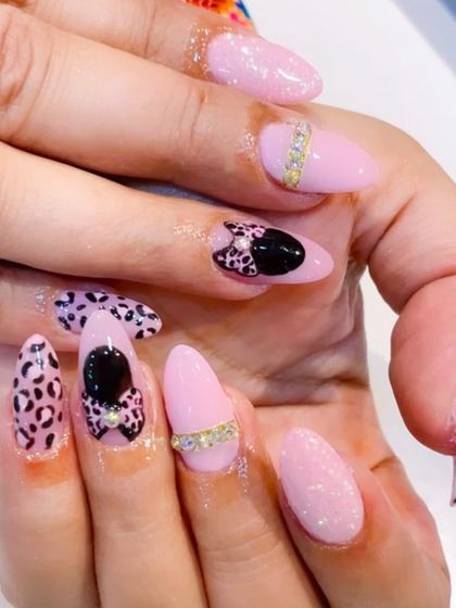 A cute and playful Minnie Mouse themed set. This design combines a soft pink glitter base with leopard print and a Minnie silhouette with a 3D bow.