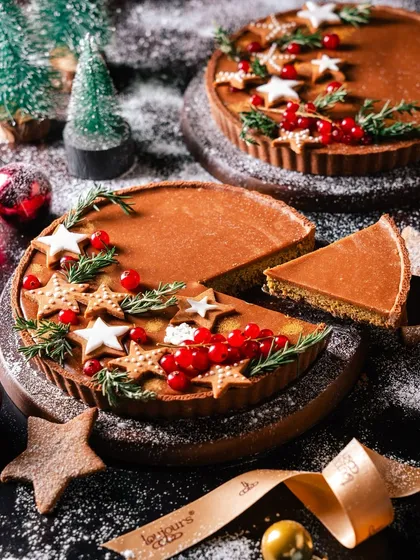 Our festive Pumpkin Spice Tart, decorated with gingerbread star cookies and fresh redcurrants. The dusting of powdered sugar looks like freshly fallen snow, making it a cozy and elegant holiday dessert.