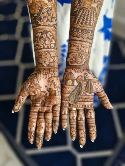 A closer look at the palm details of a story-based mehendi. You can see the doli (palanquin) and elephant motifs, which are classic symbols of a wedding procession.