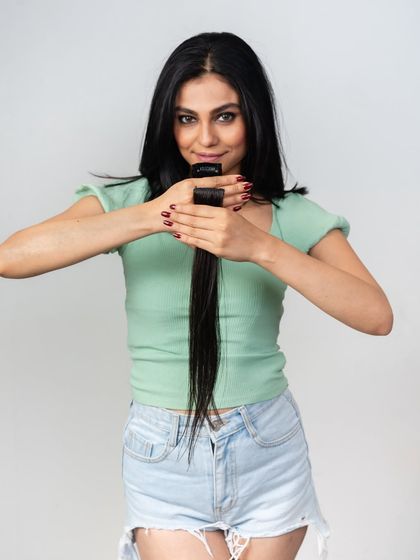 This Velcro clutch extension is a versatile tool for adding volume. It's made from real human hair and can be customized to match your color and texture perfectly.