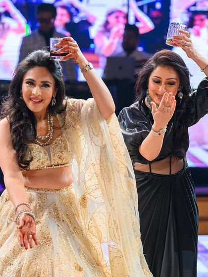 A throwback to this super fun performance of 'Jamal Kudu' using glasses as props.