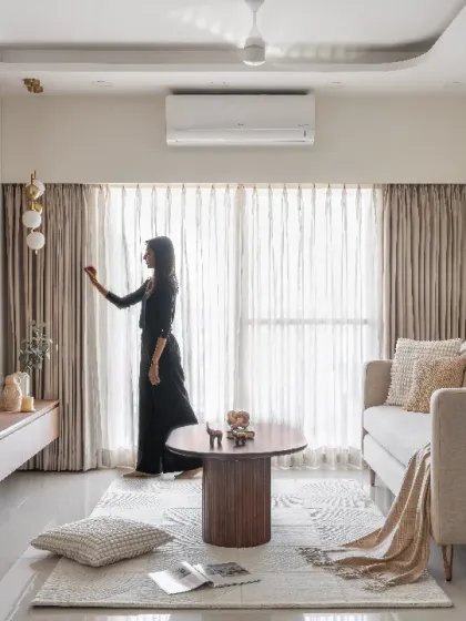A living room should feel like a warm embrace. In this modern minimalist home, I used a combination of warm wood, soft beige fabrics, and layered lighting to create an atmosphere that is stylish, welcoming, and perfect for family life.