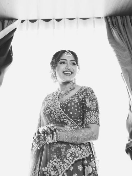 The timeless beauty of a bride, captured in black and white. Her radiant smile and our classic jewellery create a picture of pure happiness.