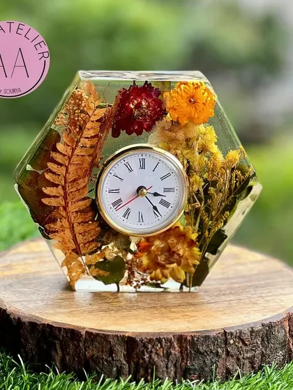 This hexagonal table clock is filled with beautiful autumn-toned preserved botanicals, bringing a touch of nature to your desk or shelf.