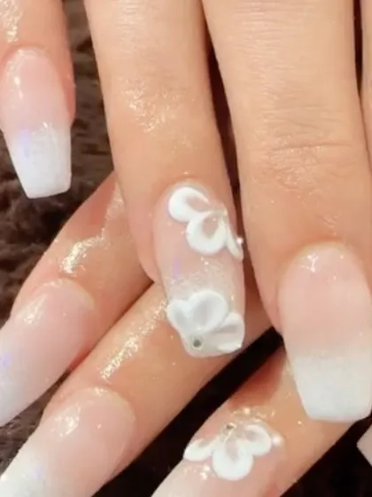 A classic wedding design with a twist. This set features a soft white ombre with beautiful 3D white flowers on the accent nails.