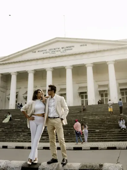 For the modern couple, we used the grand architecture of Mumbai's Asiatic Society Library as our backdrop. It’s a stylish pre-wedding shoot that shows love can be both powerful and chic.