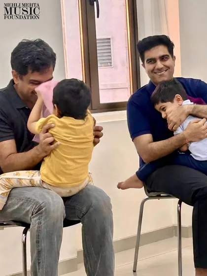 Music is a language that connects generations. In our parent-toddler classes, we create a special space for fathers and mothers to bond with their children, sharing in the first magical steps of their musical journey together.