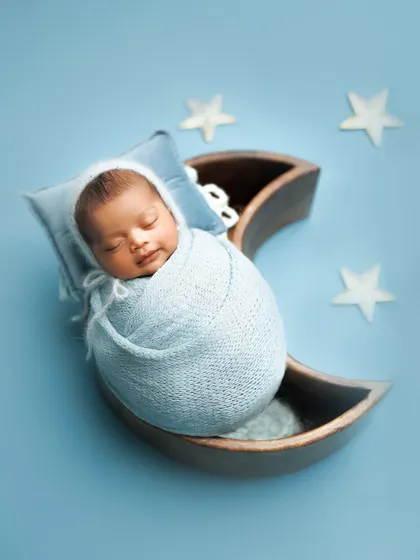 I love creating dreamy, imaginative setups for your little ones. This 'love you to the moon and back' theme is one of my favorites, using a custom wooden moon prop and soft wraps to create a magical, starry night scene.