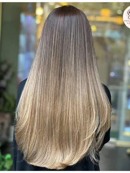 A perfect balayage is a science. Here, we achieved a seamless blend from a natural root to luminous blonde ends. This is a timeless look that requires technique, precision, and a deep understanding of color.