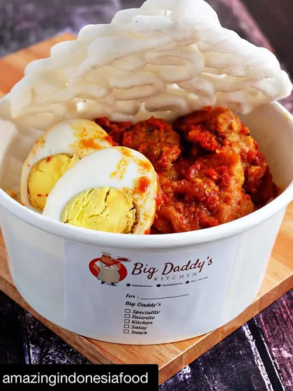 Our Nasi Bali Daging Pedas is a complete meal in a bowl. It's loaded with spicy meat, a whole egg, and crispy crackers, perfect for eating while you walk around the bazaar.