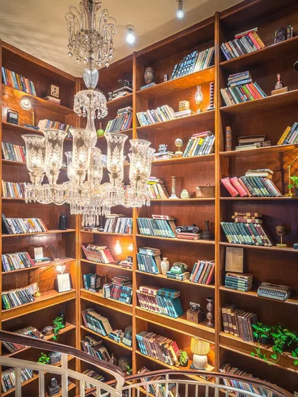 The 30-foot tall library at EVE Bombay is designed to lure you in with its vintage vibe. Housed with a regal chandelier and a spiral staircase, this space is filled with books and curios, creating a grand yet intimate corner for guests to explore.