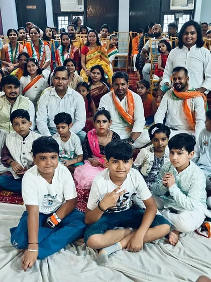 The entire Tatpar Parivar, including students, parents, and guests, gathered for a group photograph during our Independence Day event.
