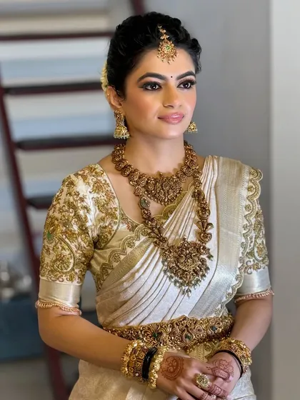 A beautiful portrait of the bride, ready for her Muhurtham. The makeup is timeless, ensuring her wedding photos will never look dated.