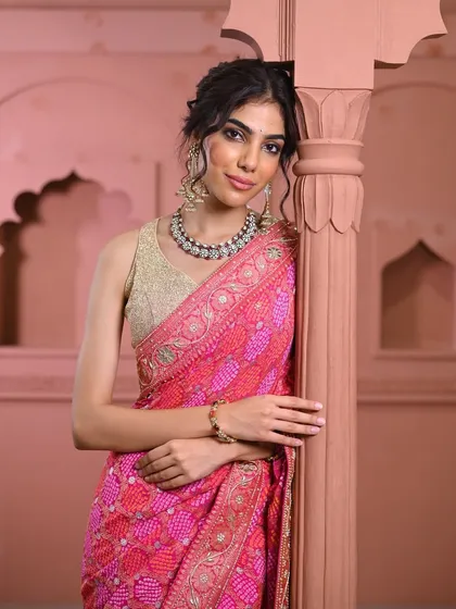 A closer look at this beautiful pink bandhani saree, paired with a statement oxidized silver necklace for a stunning fusion of traditional and bohemian styles.