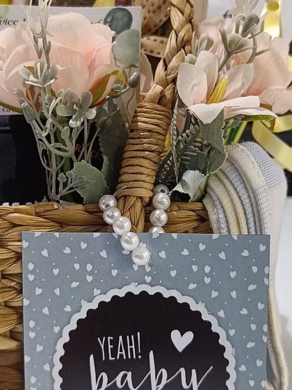 The 'Yeah! Baby on the way!' card and floral details of the mom-to-be hamper.