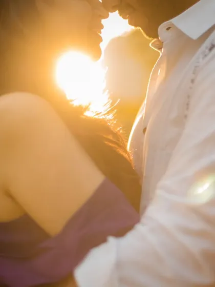 A silhouette against the setting sun, this image is all about the feeling of closeness. The flare of the sun creates a dreamy, romantic atmosphere, highlighting their connection without needing to see their faces clearly.