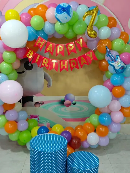 A colorful circular balloon arch with a music theme. The decoration includes guitar foil balloons and a music note, perfect for a little rockstar.