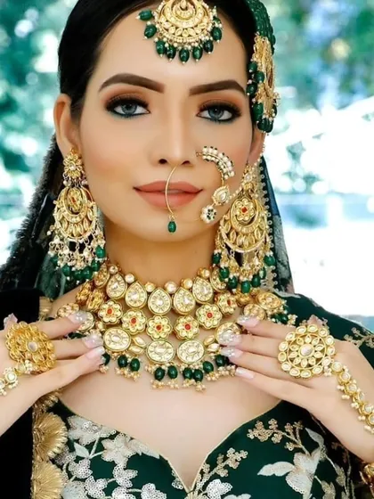 A beautiful green and gold Polki set, complete with choker, earrings, maang tikka, hathphool, and oversized rings. A complete rental solution for your big day.