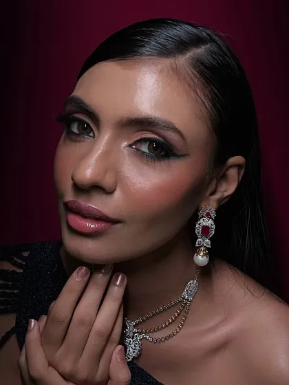 This is a perfect example of a red carpet glam look, designed for high-impact events and photography. The focus is on a sharp, winged eyeliner, beautifully blended eyeshadow, and luminous skin that catches the light perfectly.
