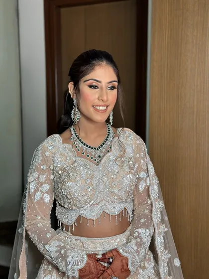 A smiling shot of this gorg sangeet look. The makeup is designed to look fresh and radiant, even after hours of dancing.