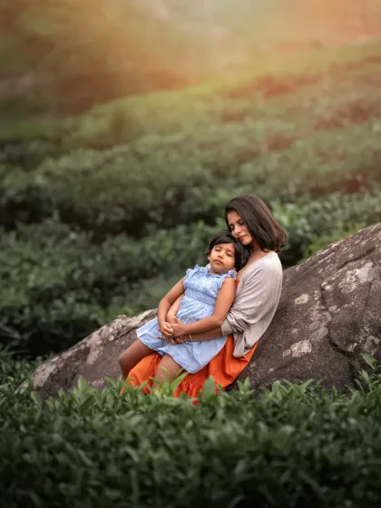 This serene portrait of a mother and her daughter resting on a rock in Munnar is one of my absolute favorites. It’s a quiet, peaceful moment that feels like a painting come to life.