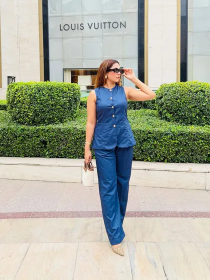 A closer look at this denim co-ord set, perfect for a powerful work look. The sleeveless top keeps it comfortable for summer, while the structured fit and wide-leg pants maintain a professional and elongated silhouette.